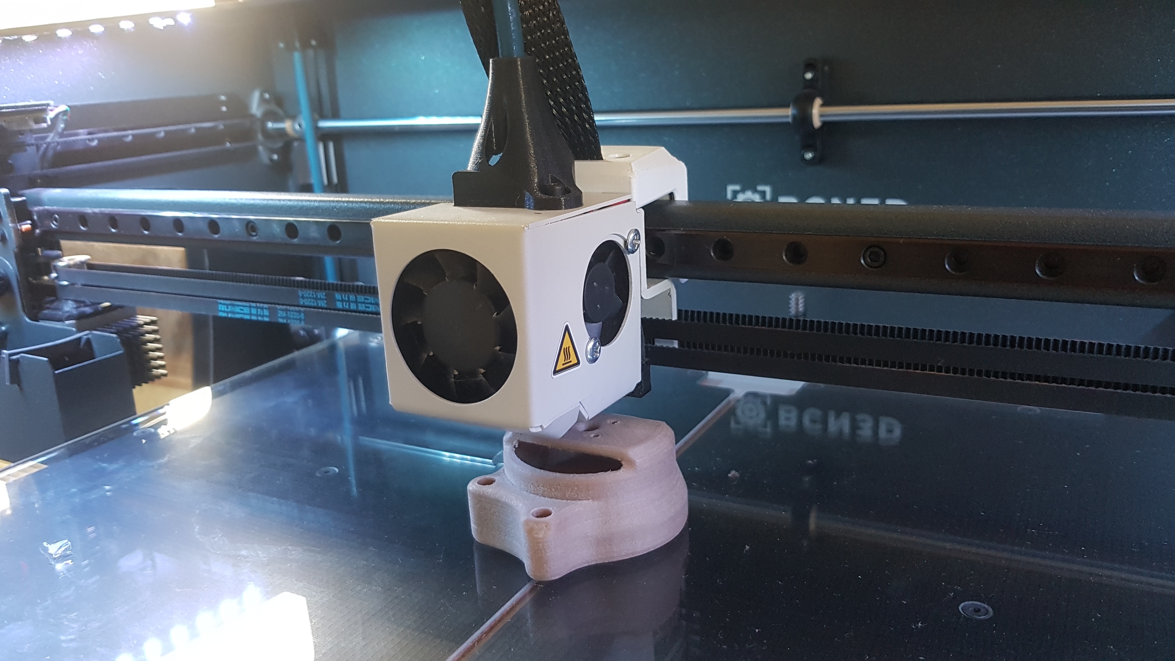 Imprimante 3D en pleine conception des pièces du drone paramoteur