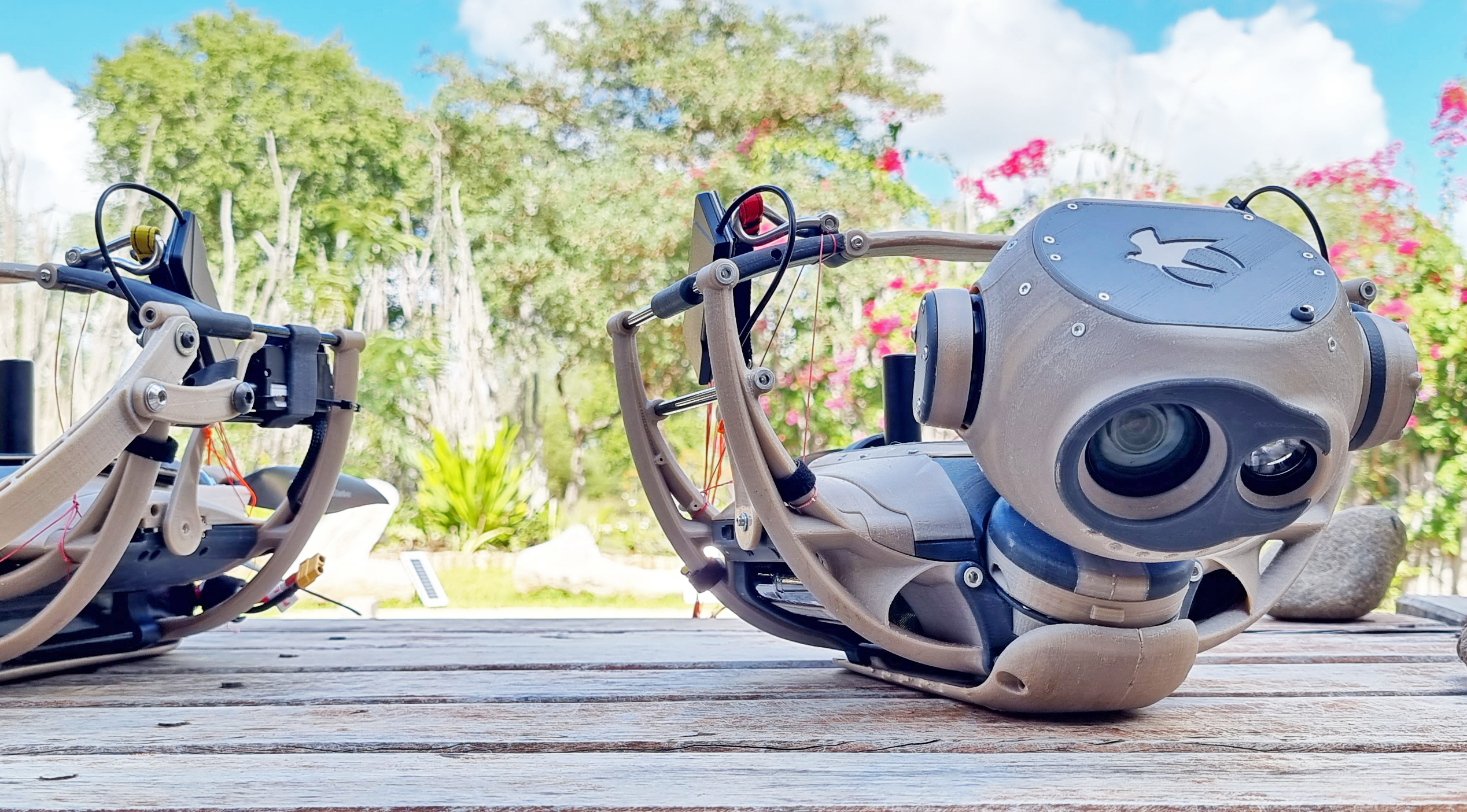 drone-aube-trois-quart-droite-1-2022 vue de face du drone avec le châssis, la propulsion électrique, les actionnaires pour le pilotage et la gestion embarqué